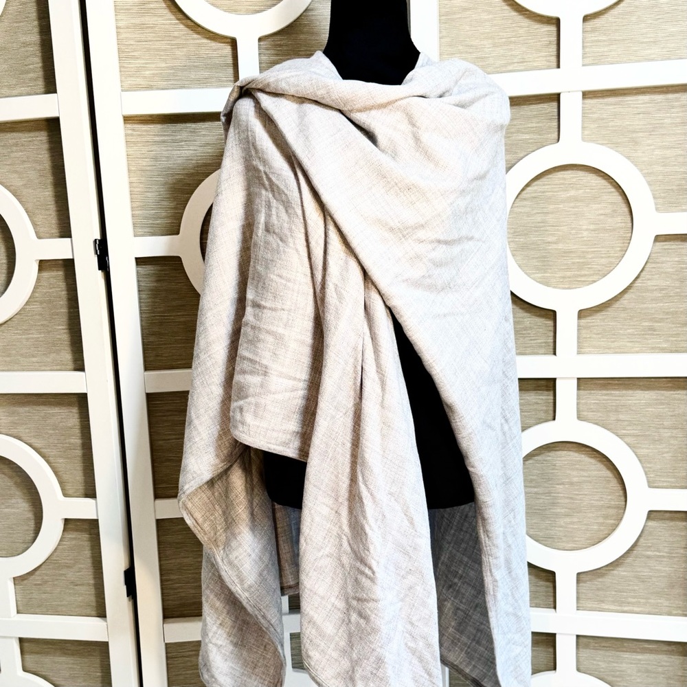 *NWT!  Banana Rebublic “Pale Gray” Wrap/ Scarf